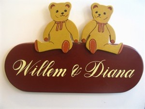 Houten naamplaatjes met Beren. Afmeting 23,5 x 8,5 cm