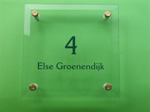 Glazen naambord. 