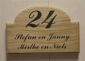 Verbazingwekkend Eiken houten naambordjes geven een perfecte uitstaling op uw gevel. OE-22