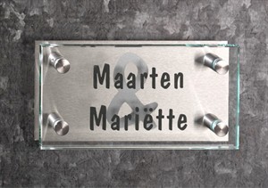 Glazen naambord met achterplaat.