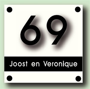 Perspex mat wit naamplaat met zwart huisnummer.