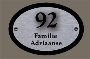 Ovaal Rvs naamplaat met perspex huisnummer. Afmeting 17 x 12