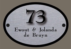 Ovaal Rvs naambord met perspex huisnummer. Afmeting 29 x 20 cm.