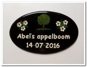 Ovaal naambord met afbeelding boom en bloemetjes