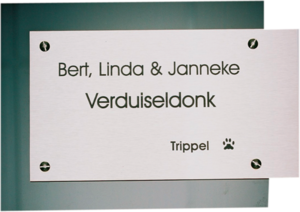Naamplaat van Rvs met zwart achterplaat